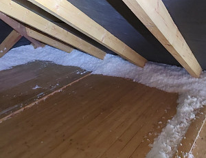 Zateplení trámového stropu pomocí foukané izolace